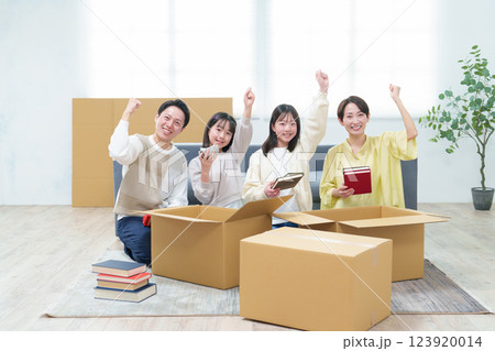 引越し　ガッツポーズをする家族 123920014