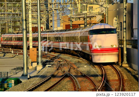 下り線の高架化目前の『とうきようスカイツリー駅』を行く…  東武特急【いちごスペーシア】100系 123920117