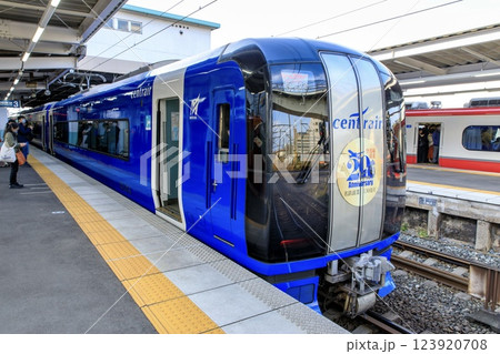 神宮前駅に停車中のブルーミュースカイ 123920708