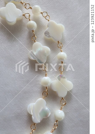 手作り　花形シェルのロングネックレス（白蝶貝） 123921152