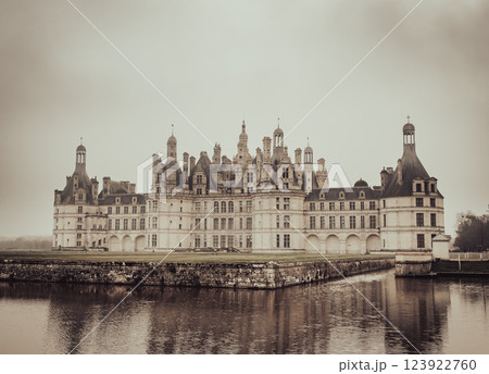 ヨーロッパの古城イメージ シャンボール城 ヨーロッパの古城イメージ シャンボール城 123922760