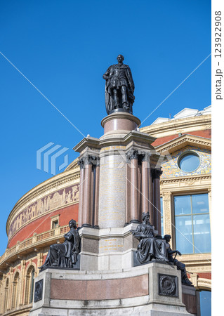 Located south of Royal Albert Hall, this monument honors Prince Albert, commemorating the Great Exhibition of 1851. Its intricate sculptures showcase historical significance and artistry. 123922908