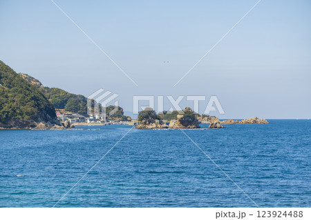 四浦半島の青い海 四浦半島の青い海 123924488