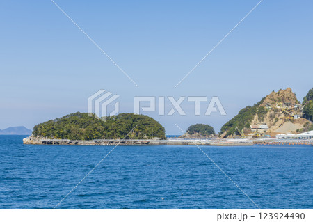 四浦半島のつくみイルカ島 四浦半島のつくみイルカ島 123924490