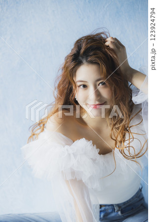 白いドレスの女性 123924794