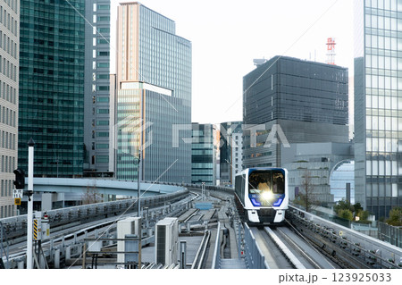東京のオフィスビルの中をゆく新交通システムゆりかもめ 123925033