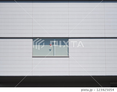 窓の消防隊進入口（非常用進入口）マーク 123925054