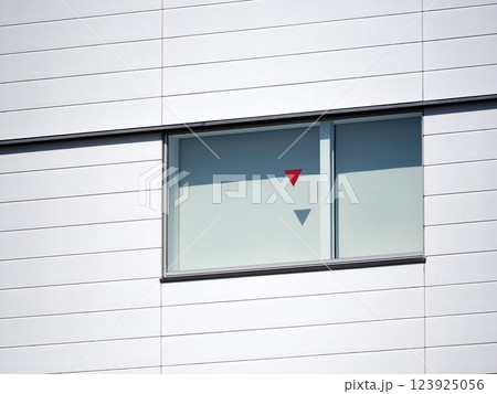 窓の消防隊進入口（非常用進入口）マーク 123925056