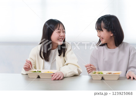 家でデリバリーの弁当を食べる子供 家でデリバリーの弁当を食べる子供 123925068