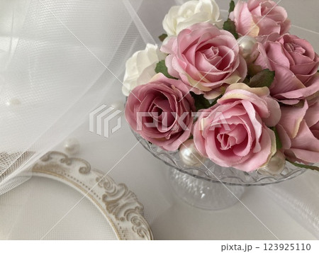 ケーキスタンドに乗るピンク色の薔薇 ケーキスタンドに乗るピンク色の薔薇 123925110