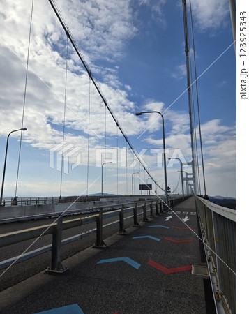 どこまでも続くつり橋 どこまでも続くつり橋 123925343