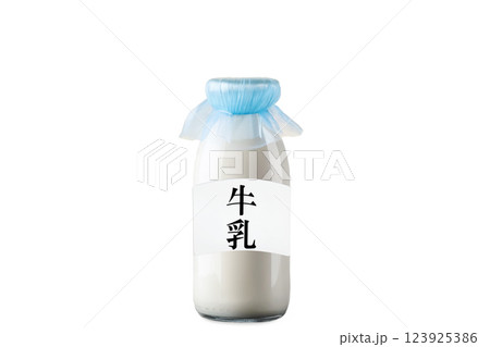 白い背景にガラス瓶に入った牛乳一本 白い背景にガラス瓶に入った牛乳一本 123925386