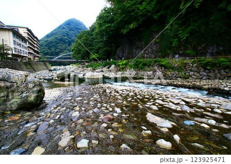 晩夏の川治温泉郷… 河原から眺める『男鹿川』 123925471