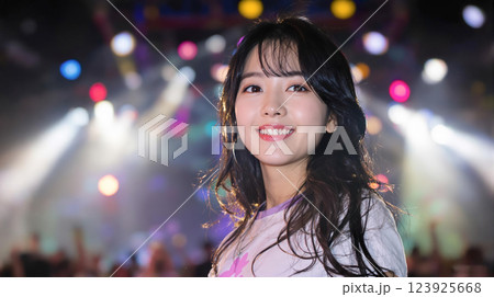 ライブステージに立つ女性アイドルのイメージ 123925668