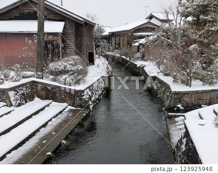 高島市新旭町針江の雪景色 高島市新旭町針江の雪景色 123925948
