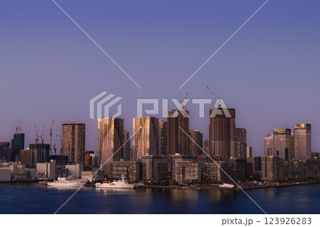 レインボーブリッジ遊歩道からの夕焼け風景 123926283