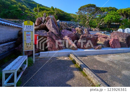 春の高知県土佐清水市足摺岬のバス停(足摺岬) 春の高知県土佐清水市足摺岬のバス停(足摺岬) 123926381