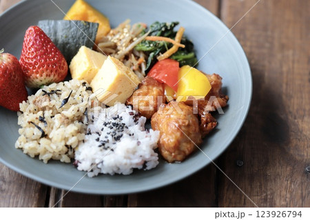 2種類ご飯のヘルシー和食のワンプレートご飯 2種類ご飯のヘルシー和食のワンプレートご飯 123926794