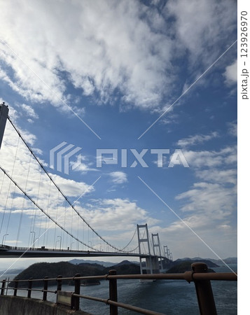 どこまでもつづく橋 123926970