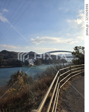 湖に続く道 123926998