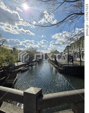 街並みと朝日 123927028