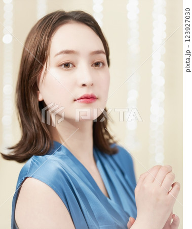 青いブラウスの若い女性 123927030