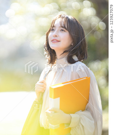 キャンパスを歩く女子大生 キャンパスを歩く女子大生 123927079