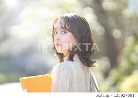 キャンパスを歩く女子大生 123927081