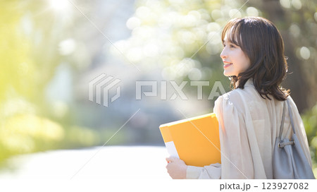 キャンパスを歩く女子大生 キャンパスを歩く女子大生 123927082