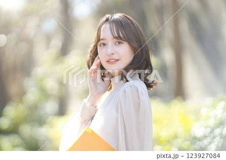 キャンパスを歩く女子大生 キャンパスを歩く女子大生 123927084