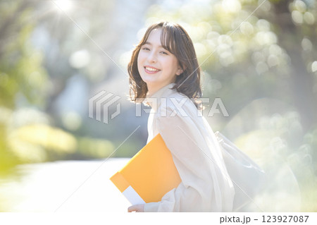 キャンパスを歩く女子大生 キャンパスを歩く女子大生 123927087