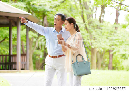 スマホを見る旅行中のシニア夫婦 スマホを見る旅行中のシニア夫婦 123927675