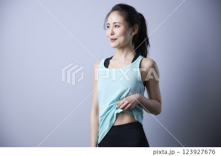 スポーツウエアの若い女性 123927676