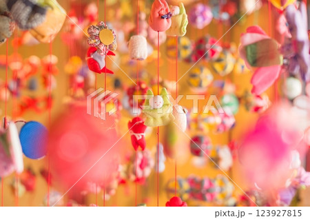 華やかで明るい雛祭りの吊るし飾り 華やかで明るい雛祭りの吊るし飾り 123927815