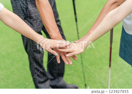 ゴルフ場で円陣を組むゴルフ仲間の男女 123927855