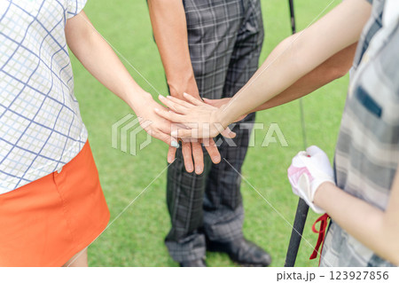 ゴルフ場で円陣を組むゴルフ仲間の男女 123927856
