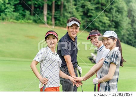 ゴルフ場で円陣を組むゴルフ仲間の男女 ゴルフ場で円陣を組むゴルフ仲間の男女 123927857