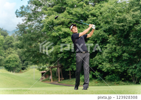 ゴルフ場でゴルフをするゴルファーの男性(ティーショット・ゴルフコンペ) 123928308