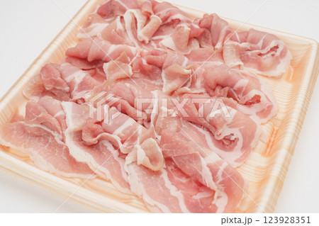 食品トレーに入った豚の肩肉(薄切り) 食品トレーに入った豚の肩肉(薄切り) 123928351