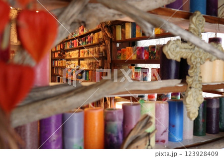 キャンドルショップの商品棚 123928409