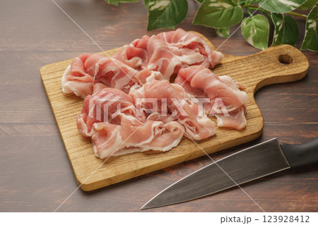 カッティングボードの上の豚の肩肉(薄切り) 123928412