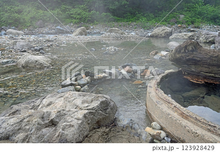 秋山郷切明 切明温泉河原の湯 123928429