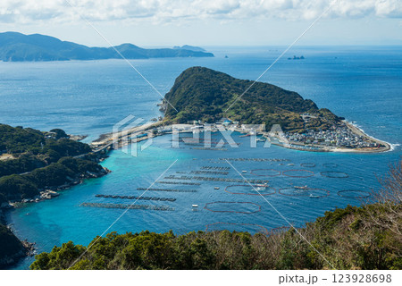大堂山展望台から眺めるエメラルドグリーンの海に浮かぶ美しい柏島 123928698