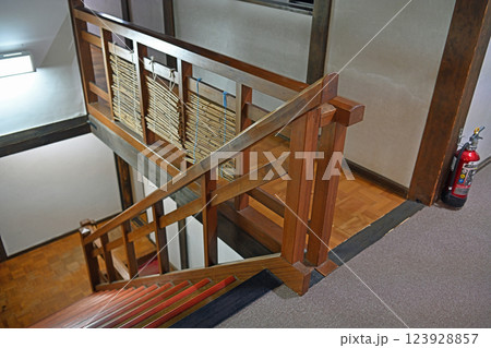 レトロな木造廊下 123928857