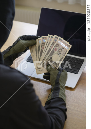 ハッカーや闇バイト(強盗)イメージ ハッカーや闇バイト(強盗)イメージ 123928875