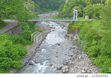 秋山郷切明 河原の湯へ続く切明吊橋 123929391