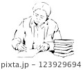 紙に字を書いているミドル男性（学術研究など）のイメージ 123929694