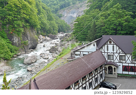 秋山郷切明 中津川の流れにたたずむ温泉宿 123929852