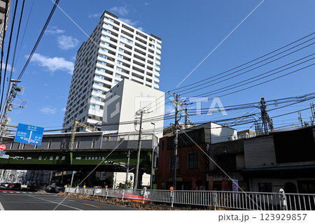 京急日ノ出町駅前の風景 123929857