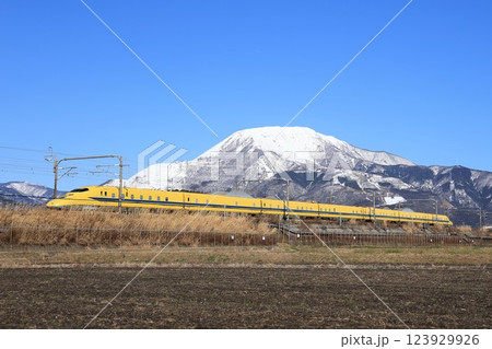 【JR東海】冬の伊吹山と923形0番台〜ドクターイエロー〜（東海道新幹線：岐阜羽島〜米原） 123929926